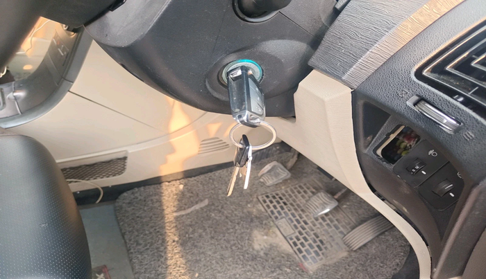 2017 Mahindra XUV500 W6 1.99, Diesel, Manual, 90,803 km, interior