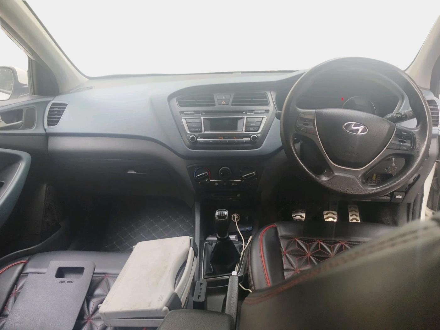 2015 Hyundai i20 Active 1.2 S, Petrol, Manual, 1,55,911 km, interior