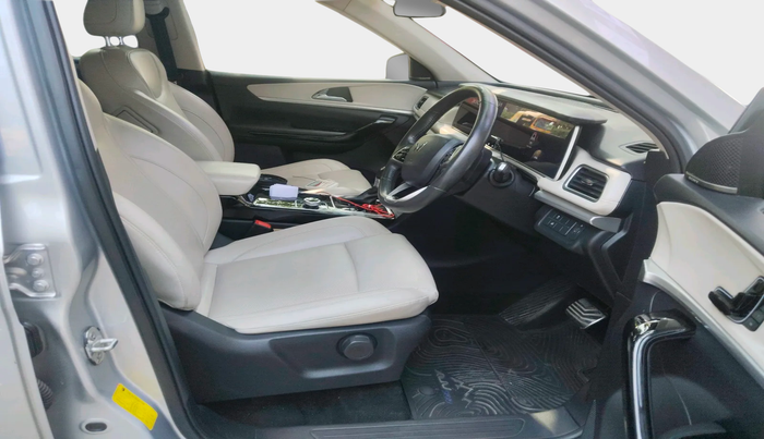 2022 Mahindra XUV700 AX 7 LUXURY D AT 7 STR, Diesel, Automatic, 33,788 km, interior