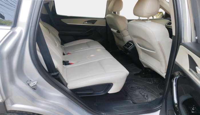 2022 Mahindra XUV700 AX 7 LUXURY D AT 7 STR, Diesel, Automatic, 33,788 km, interior