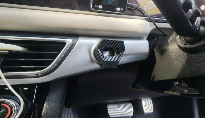 2022 Mahindra XUV700 AX 7 LUXURY D AT 7 STR, Diesel, Automatic, 33,788 km, interior