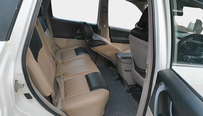 2016 Mahindra XUV500 W8, Diesel, Manual, 1,54,083 km, interior