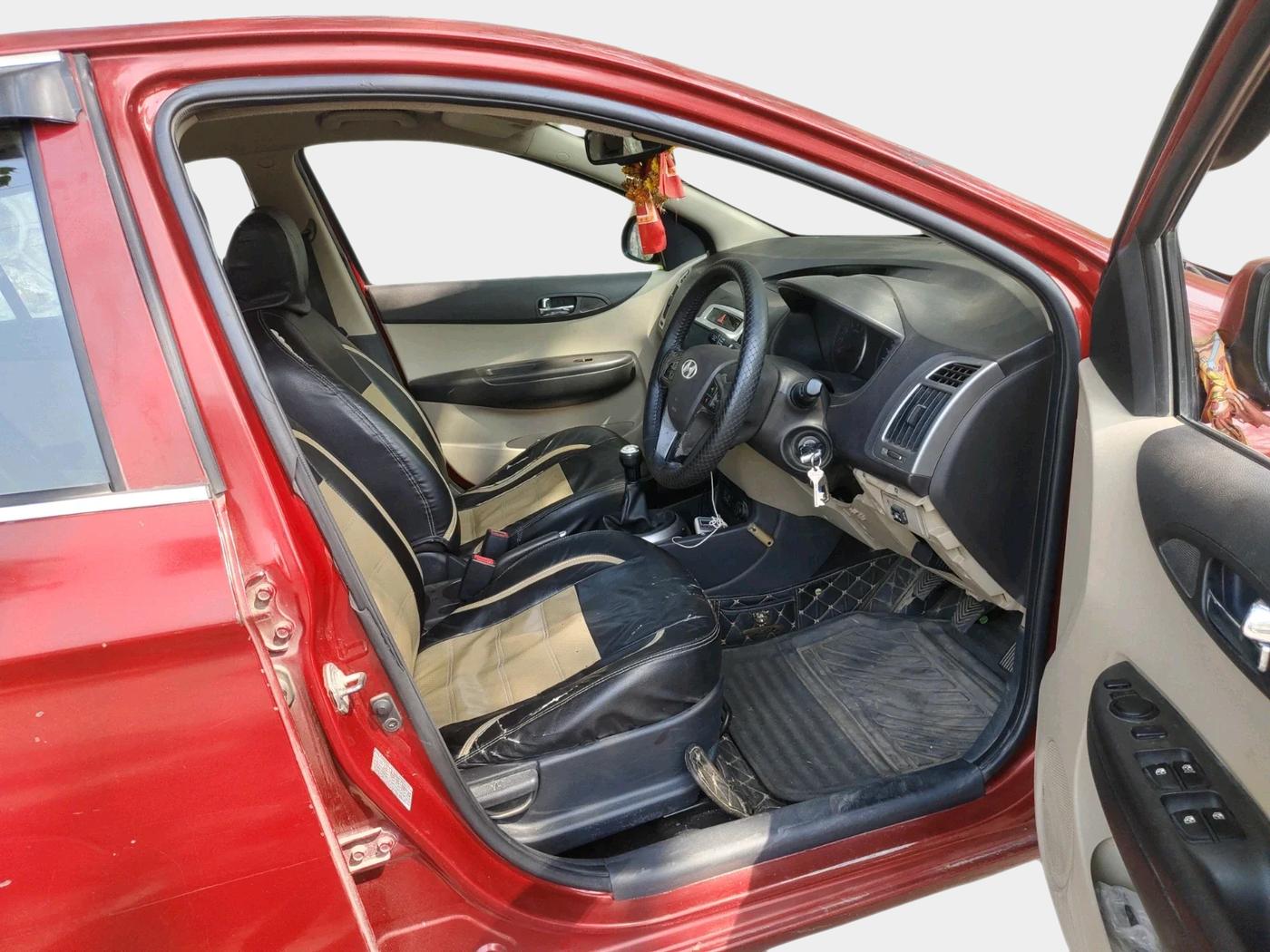 2013 Hyundai i20 SPORTZ 1.2, CNG, Manual, 1,20,121 km, interior