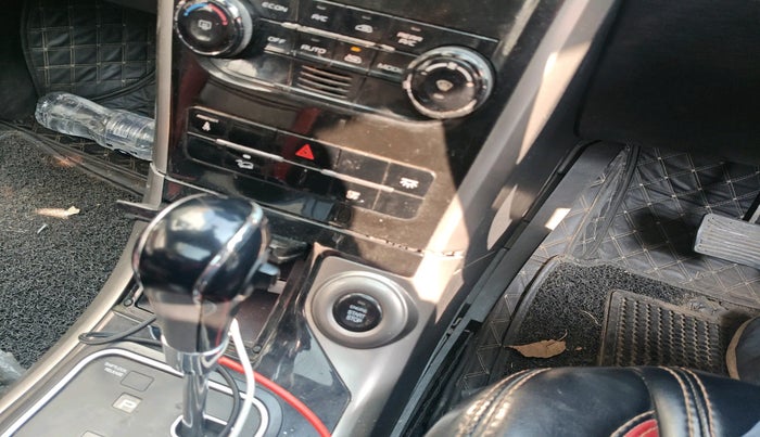 2018 Mahindra XUV500 W9 AT, Diesel, Automatic, 1,17,287 km, interior