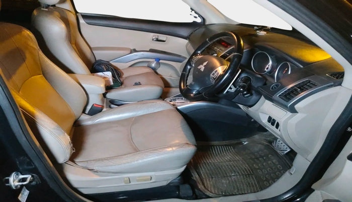 2010 Mitsubishi Outlander 2.4 MIVEC, Petrol, Automatic, 1,11,481 km, interior