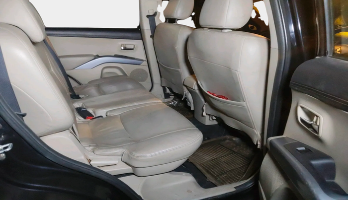 2010 Mitsubishi Outlander 2.4 MIVEC, Petrol, Automatic, 1,11,481 km, interior