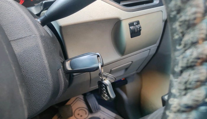 2017 Mahindra Kuv100 K2 6 STR, Petrol, Manual, 26,401 km, interior