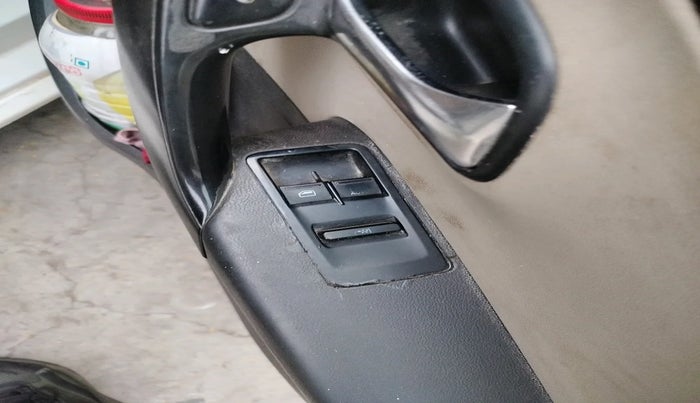 2010 Volkswagen Polo COMFORTLINE 1.2L PETROL, Petrol, Manual, 1,36,971 km, interior