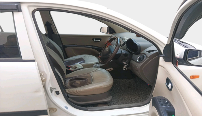 2016 Hyundai i10 SPORTZ 1.1, Petrol, Manual, 96,313 km, interior