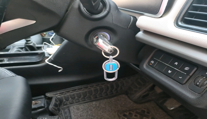 2022 Mahindra XUV700 AX 5 P MT 7 STR, Petrol, Manual, 1,38,070 km, interior