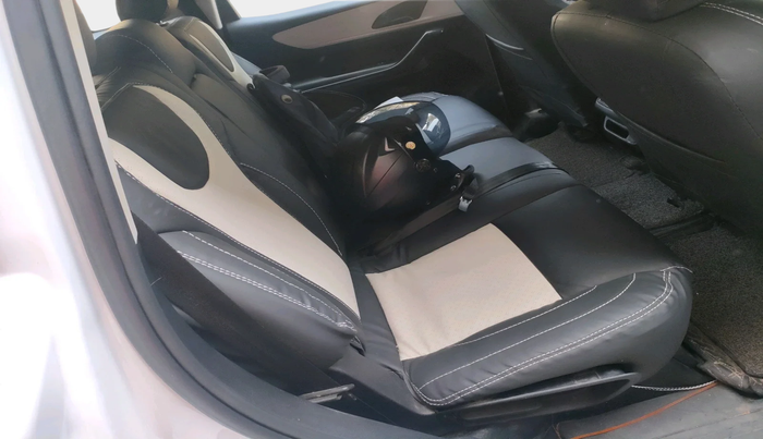 2022 Mahindra XUV700 AX 5 P MT 7 STR, Petrol, Manual, 1,38,070 km, interior