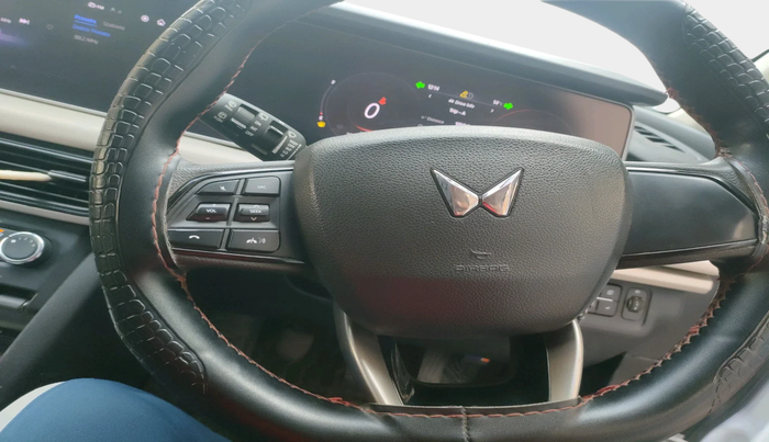 2022 Mahindra XUV700 AX 5 P MT 7 STR, Petrol, Manual, 1,38,070 km, interior