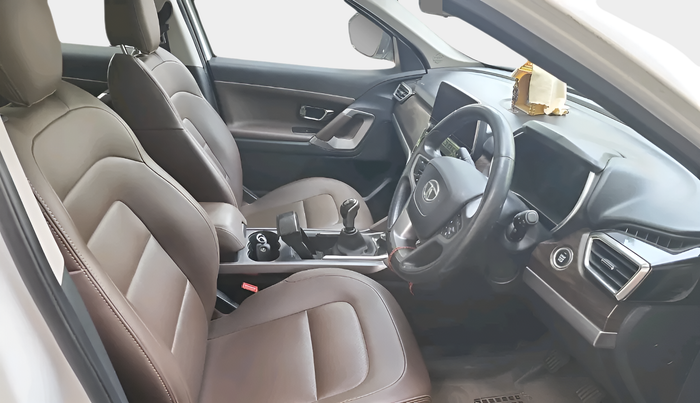 2019 Tata Harrier XZ 2.0L, Diesel, Manual, 1,16,280 km, interior