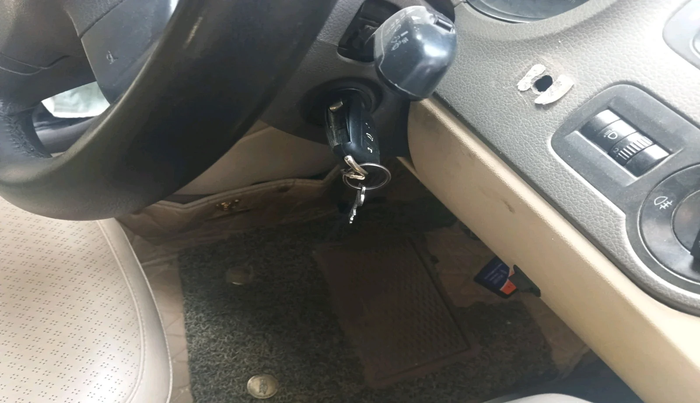 2011 Volkswagen Vento TRENDLINE 1.6, Petrol, Manual, 84,185 km, interior