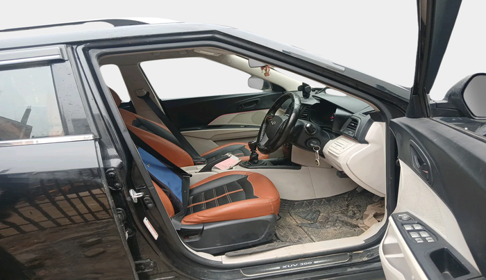 2022 Mahindra XUV300 W4 1.2 PETROL, Petrol, Manual, 49,500 km, interior