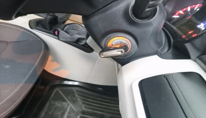 2019 Mahindra XUV300 W6 1.2 PETROL, Petrol, Manual, 24,759 km, interior