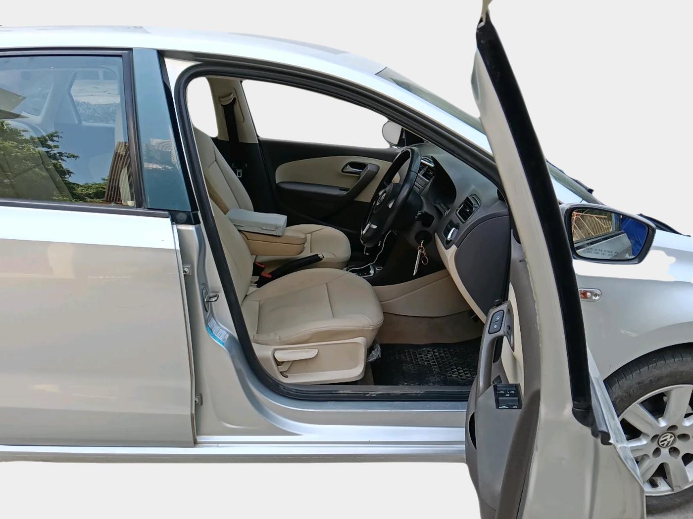 2011 Volkswagen Vento HIGHLINE PETROL AT, Petrol, Automatic, 1,24,345 km, interior