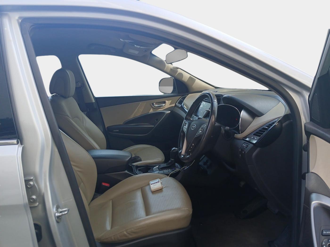 2015 Hyundai Santa Fe 2 WD AT, Diesel, Automatic, 58,993 km, interior