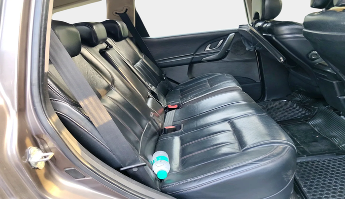 2017 Mahindra XUV500 W10 1.99, Diesel, Manual, 2,75,020 km, interior