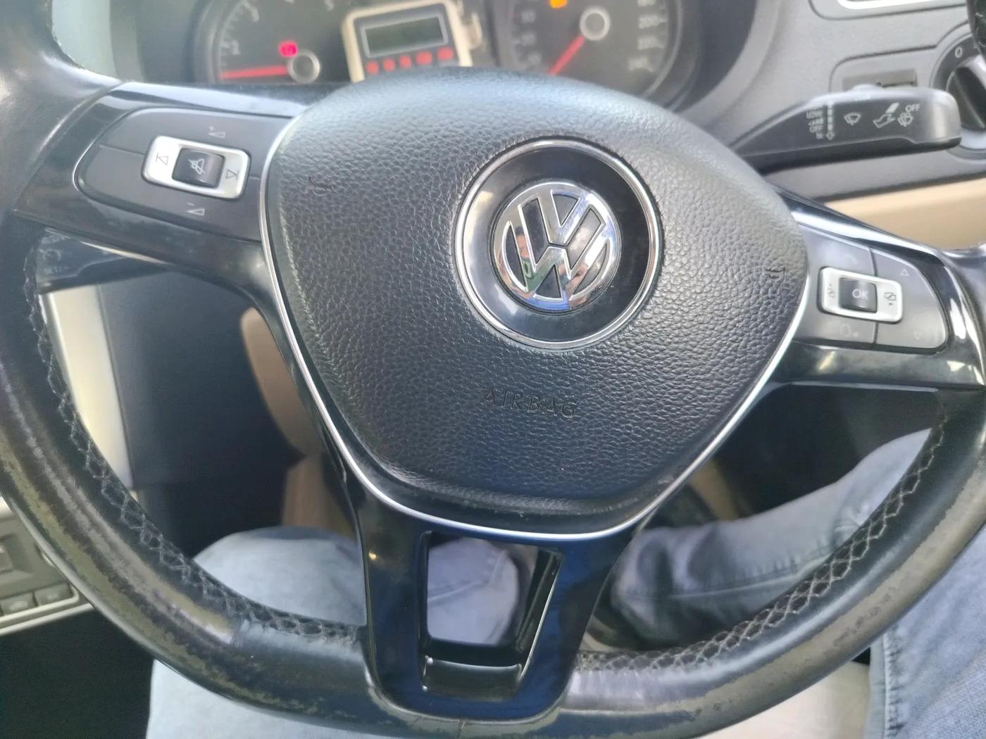 2017 Volkswagen Ameo HIGHLINE1.2L PLUS 16 ALLOY, Petrol, Manual, 1,25,211 km, interior