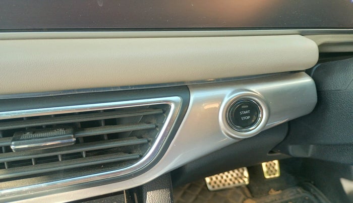 2022 Mahindra XUV700 AX 7 LUXURY D AT 7 STR, Diesel, Automatic, 76,036 km, interior