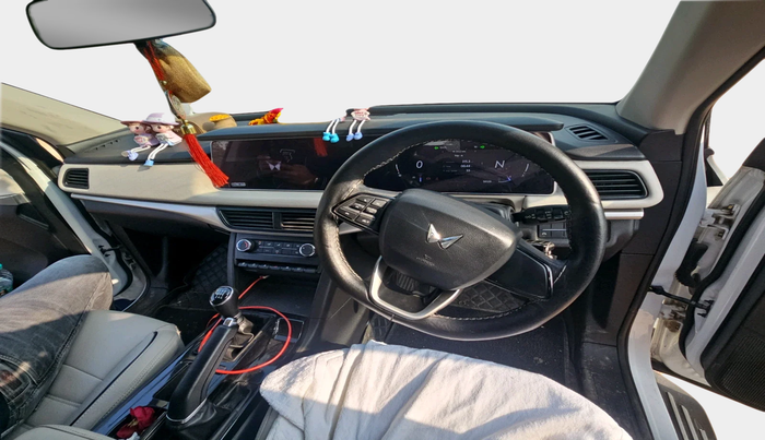 2022 Mahindra XUV700 AX 5 P MT 5 STR, Petrol, Manual, 56,128 km, interior