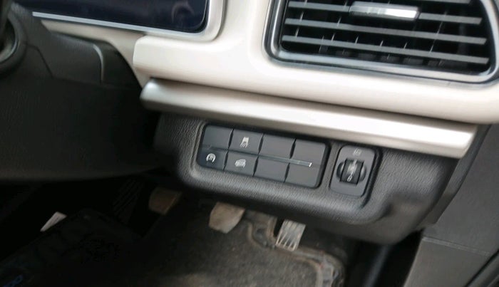 2024 Mahindra XUV700 AX 5 D MT 7 STR, Diesel, Manual, 24,678 km, interior