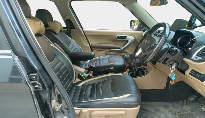 2016 Mahindra TUV300 T8, Diesel, Manual, 1,14,262 km, interior