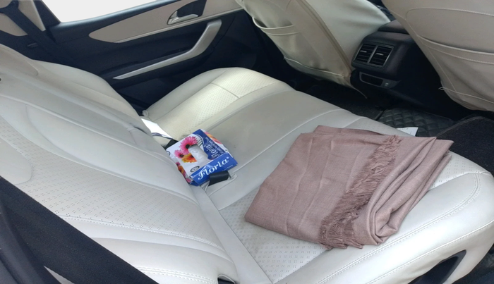 2022 Mahindra XUV700 AX 3 D MT 7 STR, Diesel, Manual, 71,594 km, interior