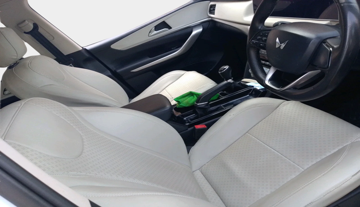 2022 Mahindra XUV700 AX 3 D MT 7 STR, Diesel, Manual, 71,594 km, interior