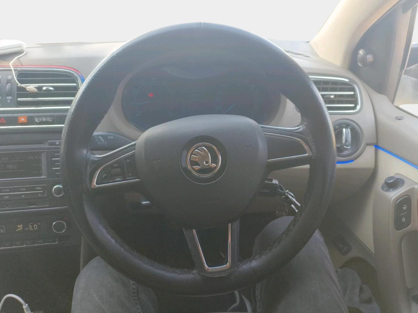 2015 Skoda Rapid AMBITION 1.6 MPI MT, Petrol, Manual, 1,04,778 km, interior