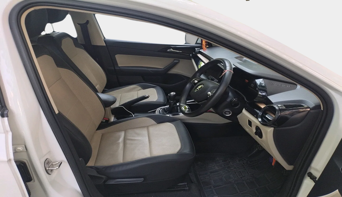 2022 Skoda SLAVIA STYLE 1.5L TSI MT, Petrol, Manual, 17,033 km, interior