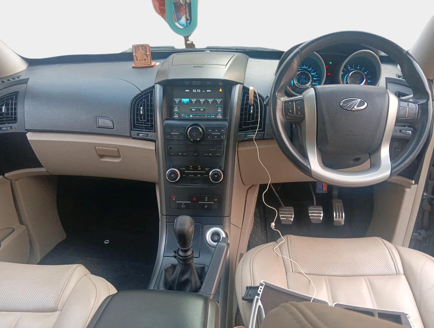 2017 Mahindra XUV500 W10 1.99, Diesel, Manual, 37,666 km, interior