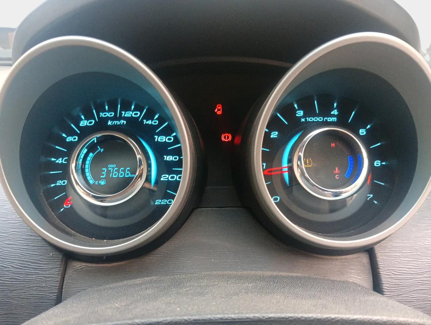 2017 Mahindra XUV500 W10 1.99, Diesel, Manual, 37,666 km, interior