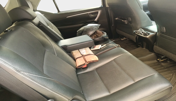 2022 Toyota Fortuner 4X2 AT 2.8 DIESEL, Diesel, Automatic, 39,724 km, interior