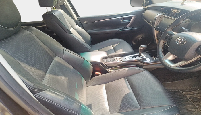 2022 Toyota Fortuner 4X2 AT 2.8 DIESEL, Diesel, Automatic, 39,724 km, interior