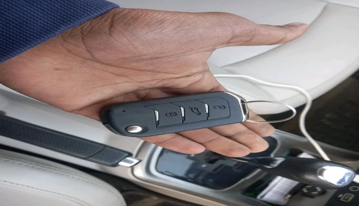 2022 Mahindra XUV300 W8 (O) 1.5 DIESEL AMT, Diesel, Automatic, 88,533 km, interior