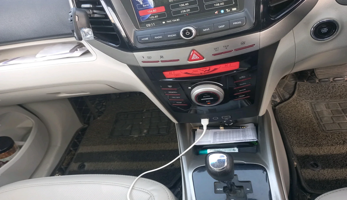 2022 Mahindra XUV300 W8 (O) 1.5 DIESEL AMT, Diesel, Automatic, 88,533 km, interior