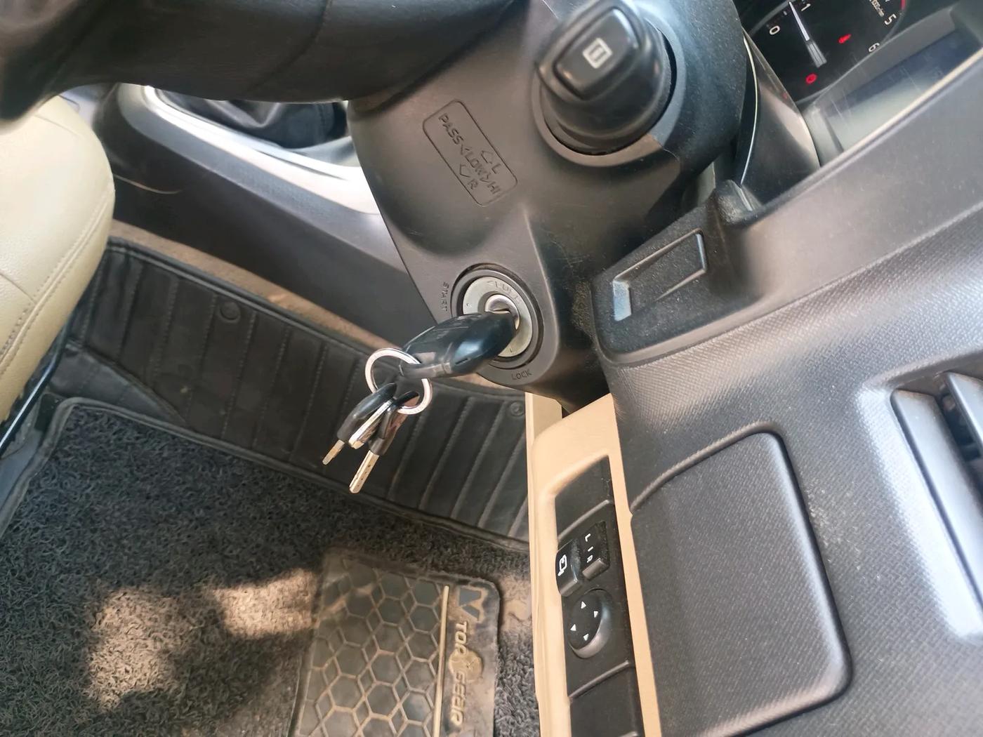 2017 ISUZU D-Max V Cross 4*4 MT, Diesel, Manual, 1,93,000 km, interior