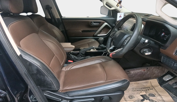 2024 Mahindra SCORPIO-N Z8 Select Petrol MT, Petrol, Manual, 13,741 km, interior