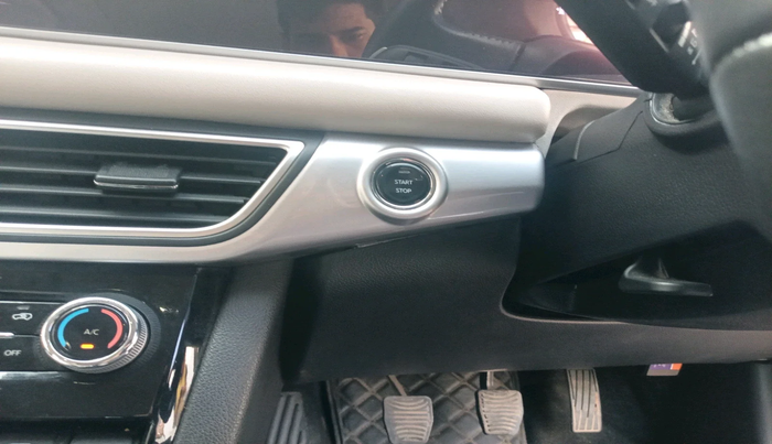 2021 Mahindra XUV700 AX7 Petrol MT 7 STR, Petrol, Manual, 64,345 km, interior