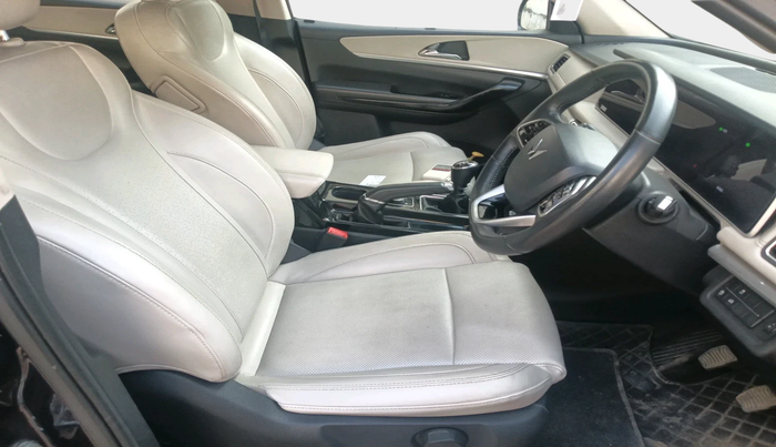 2021 Mahindra XUV700 AX7 Petrol MT 7 STR, Petrol, Manual, 64,345 km, interior