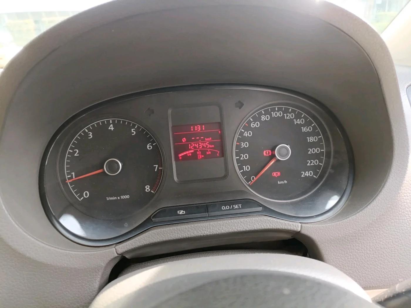 2011 Volkswagen Vento HIGHLINE 1.6 MPI, Petrol, Manual, 1,24,345 km, interior