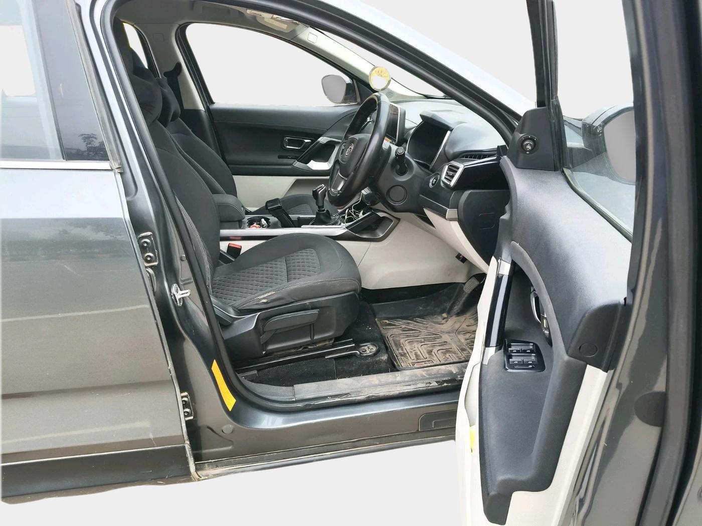 2021 Tata Safari XT PLUS, Diesel, Manual, 1,22,221 km, interior