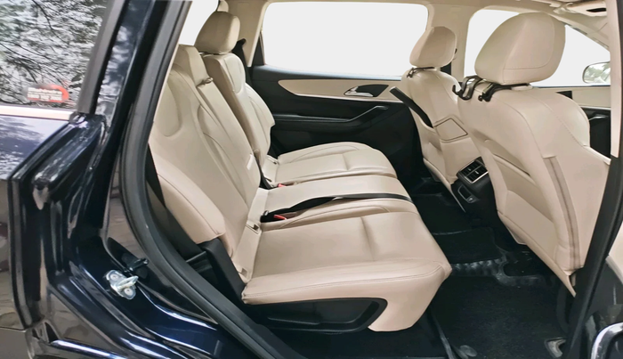 2025 Mahindra XUV700 AX 7 LUXURY D AT 7 STR, Diesel, Automatic, 20,599 km, interior