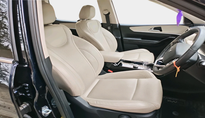 2025 Mahindra XUV700 AX 7 LUXURY D AT 7 STR, Diesel, Automatic, 20,599 km, interior