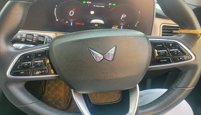 2023 Mahindra XUV700 AX 7 LUXURY D AT 7 STR, Diesel, Automatic, 25,273 km, interior