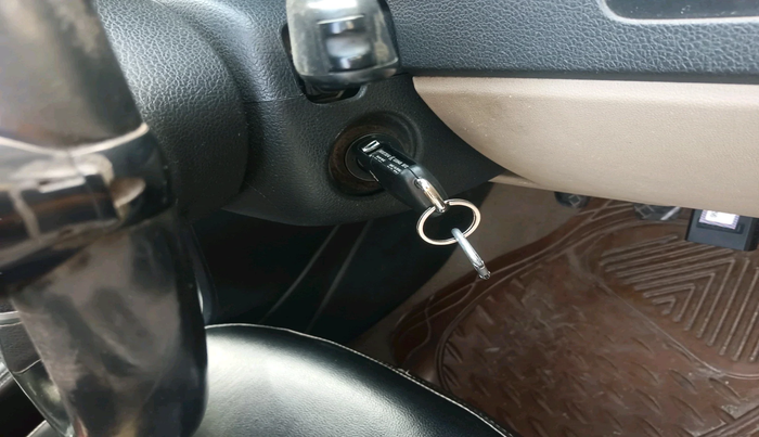 2012 Volkswagen Polo HIGHLINE1.2L, Petrol, Manual, 2,12,998 km, interior