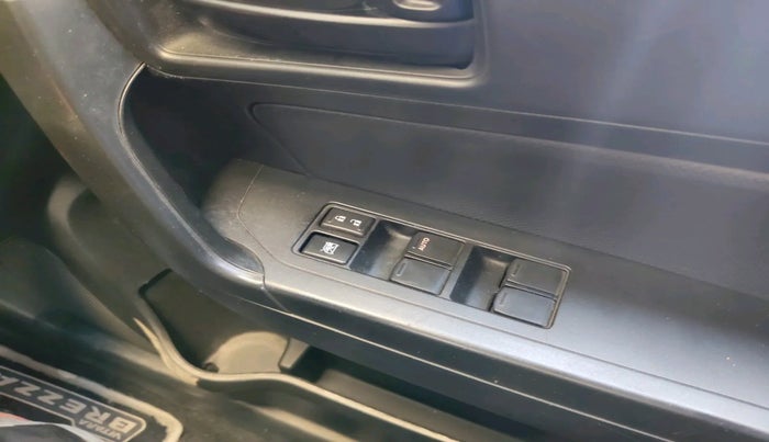2022 Maruti Vitara Brezza LXI, Petrol, Manual, 52,085 km, interior