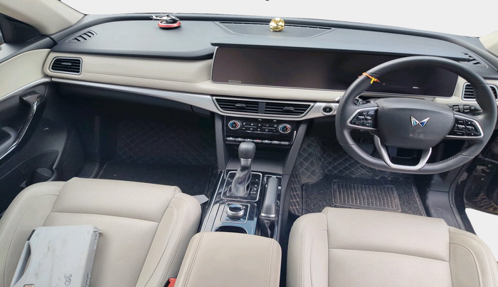 2023 Mahindra XUV700 AX 7 P AT 7 STR, Petrol, Automatic, 28,813 km, interior
